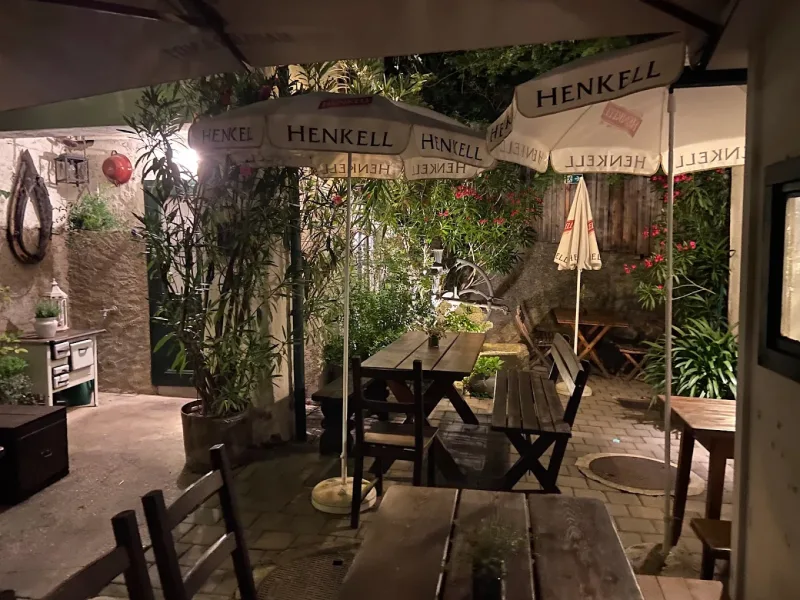 Gastgarten bei Nacht