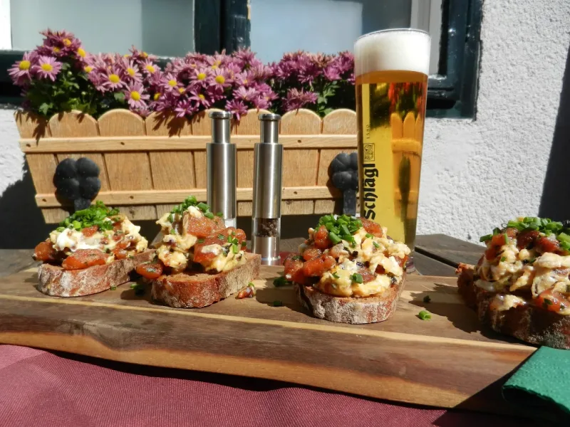 Bruschetta und Bier im Sonnenlicht