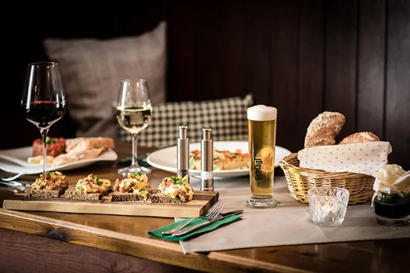 Gedeckter Tisch mit Bier und Jause